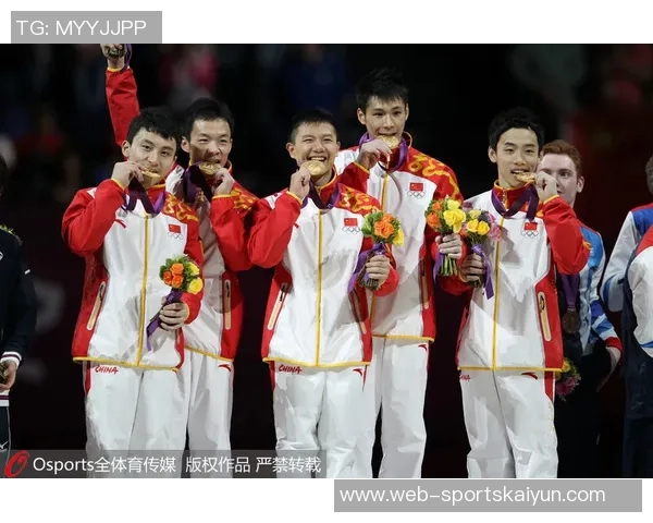 阿贾戴荣获三项大奖四年三冠荣耀无限手套庆祝夺冠游行